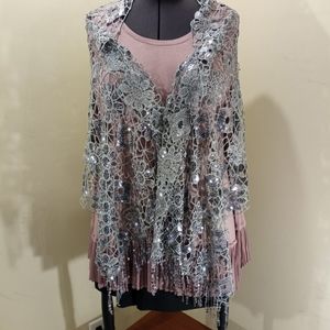 Shawl sequined in silver flower and diamond shape pattern